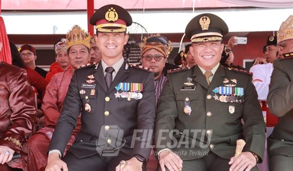 KAPOLRES Jember, AKBP Bayu Pratama Gubunagi bersama Damdim saat hadiri upacara HUTRI ke 79