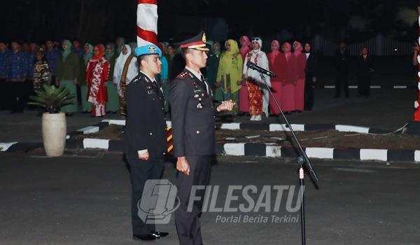 Kapolres Jember AKBP Bayu Pratama Gubunagi, SH, SIK, MSI memimpin upacara Apel Kehormatan dan Renungan Suci di Taman Makam Pahlawan (TMP) Patrang