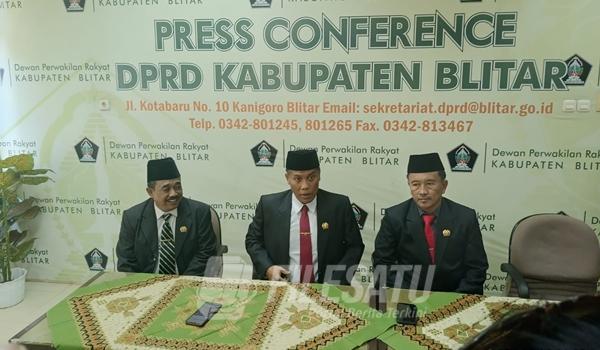 Ketua DPRD Kabupaten Blitar Suwito Saren Satoto Memberikan Keterangan Pers Seusai Rapat Paripurna Istimewa Di Dampingi Wakil Ketua DPRD Mujib SM dan M. Rifa'i