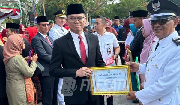 Ketua DPRD OKU, Yudi Purna Nugraha, SH, menerima penghargaan saat Upacara HUTRI ke 79 di OKU