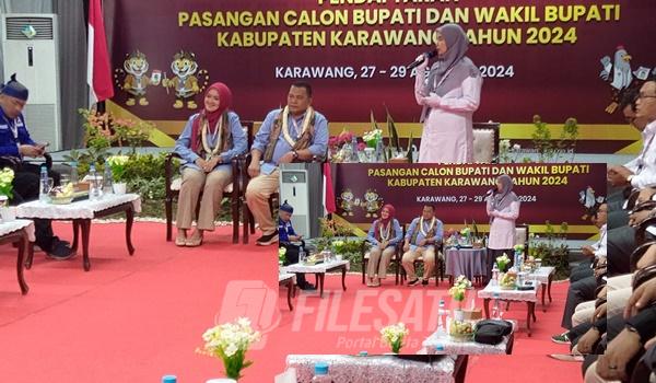 Ketua KPU Karawang Mari Fitriana saat meberikan sambutan dan penerimaan Paslon Ajam dan Gina