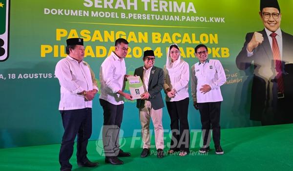 Muhaimin Iskandar Menyerahkan Dokumen Rekomendasi Untuk Pasangan Ibin-Elim Maju Kontestasi Pilkada Kota Blitar