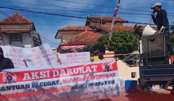 Orasi aksi demo aktivis Aliansi Pemuda Reformasi Melawan (ALARM) di depan Kantor Dinsos