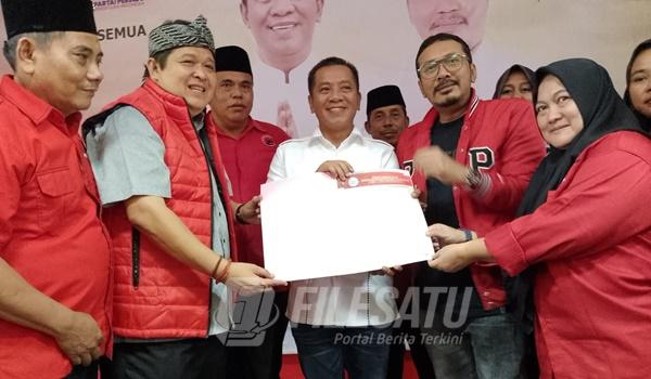 PDI Perjuangan Karawang serahkan Rekomedasi Dukung Paslon H. Aep Syaepuloh dan H. Maslani