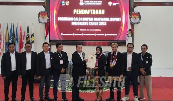 Paslon Idola saat daftar ke KPU Mojokerto