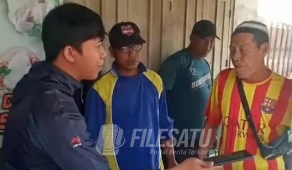 Pedagang Ayam Zainal menjadi korban dugaan persekusi saat diwawancarai awak media