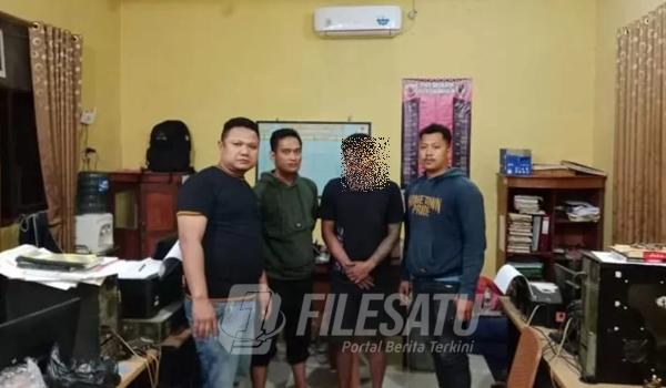 Pelaku Penganiayaan terhadap ayah tiri hingga tewas saat digelandang di Polsek Rengasdengklok