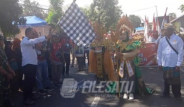 Pelepasan peserta Karnaval oleh Camat Jenggawah