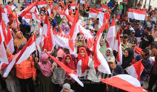 Pemkab Mojokerto Bagikan 1500 Bendera Merah Putih di Desa Tanjungan