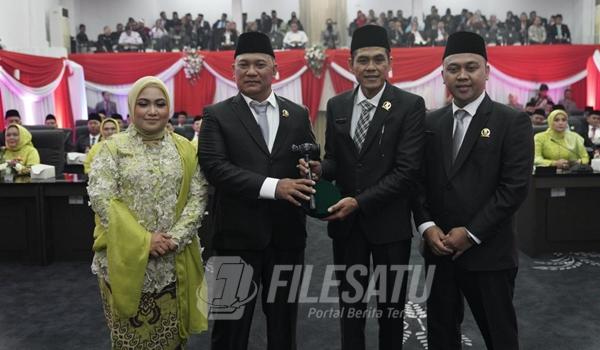 Penyerahan Palu Sidang kepada Ketua DPRD Karawang sementara