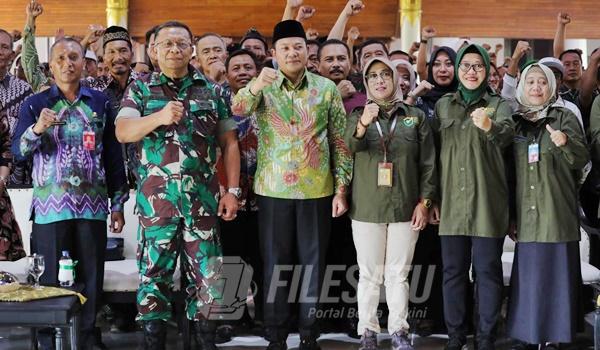 Plt Bupati Subandi berfoto bersama usai Serahkan Bantuan Irigasi Perpompaan