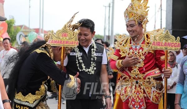 Plt. BUPATI Sidoarjo, Subandisaat nyapa peserta karnaval