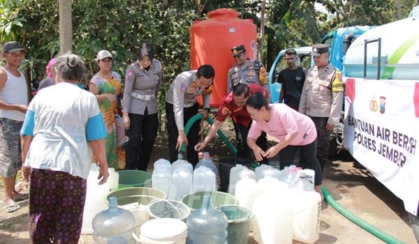 Polres Jember Distribusikan Bantuan Air Bersih Untuk Warga Desa Plalangan