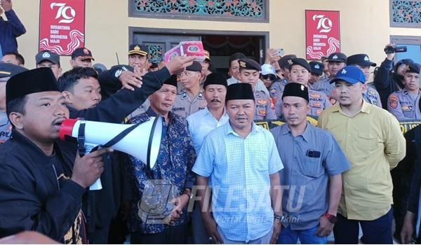 Puluhan Aktivis Demo DPRD Sumenep, Anggota Dewan Di Sumpah