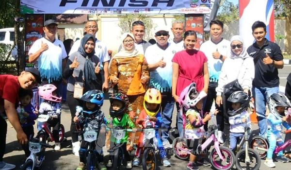 Tampak Bupati Rini Syarifah Memberikan Semangat Pada Peserta Pushbike Champions 2024