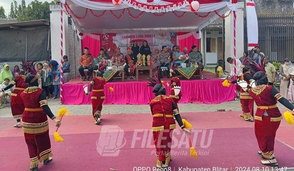 Tampak Kades Tiyok Sunariyanto dan Camat Basuki Wibowo Bercengkerama Sambil Menikmati Suguhan Tarian Peserta Karnaval