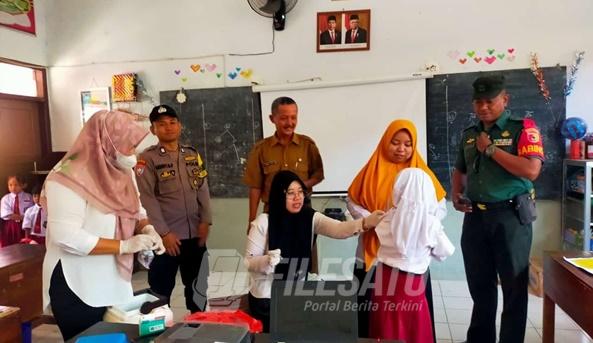 Bhabinkamtibmas dan Babinsa Sukorambi Lakukan Pendampingan Skrining dan Imunisasi di Sekolah Dasar