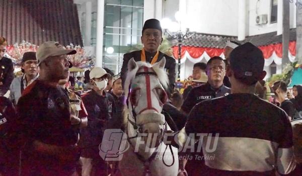 Bupati Karawang H. Aep Syaepuloh saat menunggangi kuda untuk mengikuti Kirab Budaya