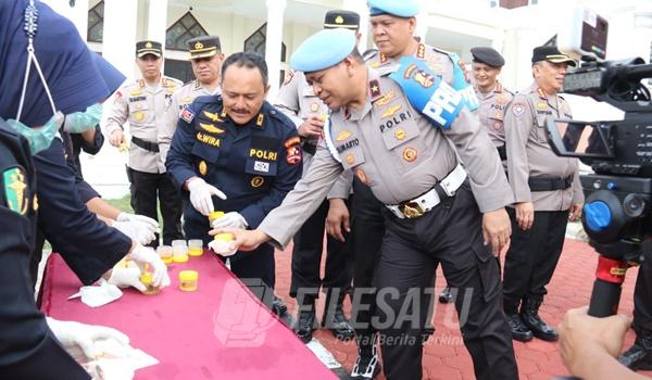 Karo Provoost Awali Pengambilan Test Urine