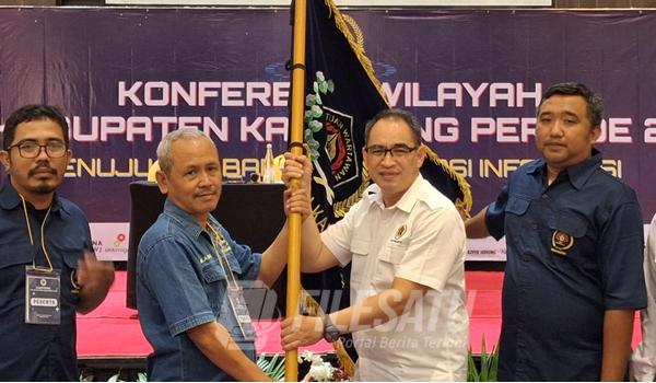 Nila Kusumah saat menerima Bendera Pataka PWI