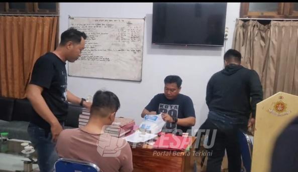 Pelaku jambret saat di periksa Polsek Jenggawah