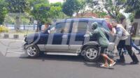 Personil Polres Jember Bantu Dorong Mobil Mogok