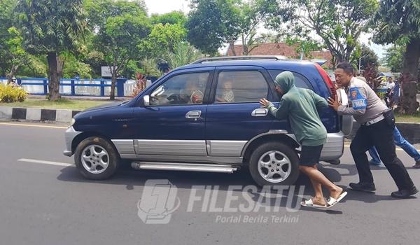 Personil Polres Jember Bantu Dorong Mobil Mogok