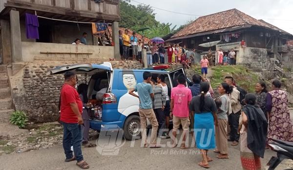 Relawan YPN Bidang Kesehatan Bantu Suami - Isteri Warga Sukajadi Ulu Ogan Ke Rumah Sakit