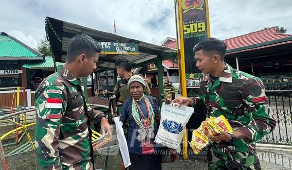 Satgas Yonif 509 Kostrad Berikan Bantuan Bahan Pokok Pada Mama Papua di Titik Kuat Mamba