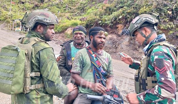 Satgas Yonif 509 Kostrad Titik Kuat Bilogai Laksanakan Komsos dengan Masyarakat Setempat