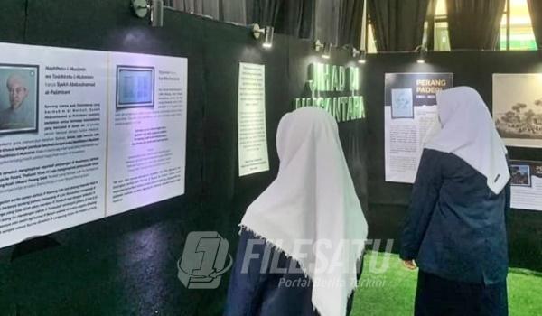 Beberapa pengunjung saat melihat koleksi kitab pada Festival Kitab Kuning