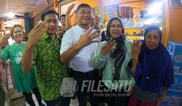 Cawagub Jabar Erwan Setiawan saat kunjungi Pasar Johar Karawang