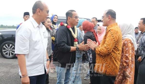 Kapolda Sumatera Selatan yang baru Irjen Andi Rian R Djajadi Sik MH beserta istri saat tiba di bandara