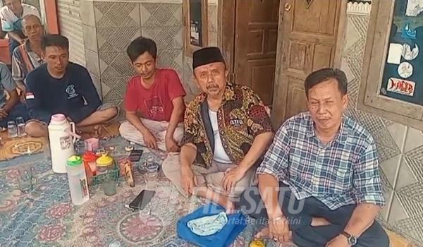 Kuasa Hukum Gema Cikamaya H. Elyasa Budianto saat takjiah ke rumah duka