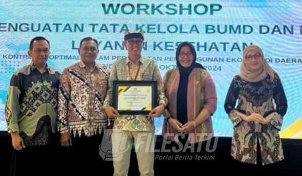 PUDAM Banyuwangi saat memperoleh penghargaan BUMD kinerja terbaik 2023, dari BPKP Perwakilan Provinsi Jatim