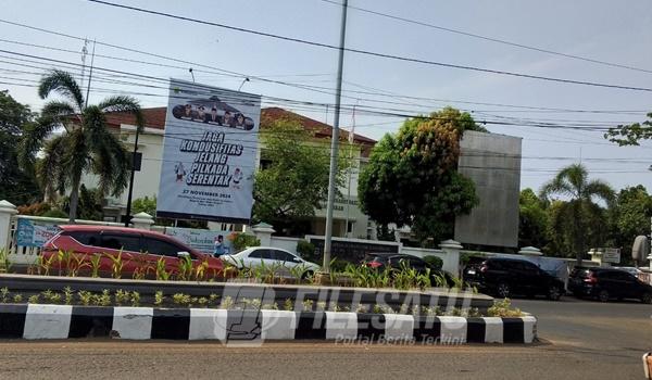 Penampakan di OPD usah Pemkab Karawang Bersihkan Baliho Petahana