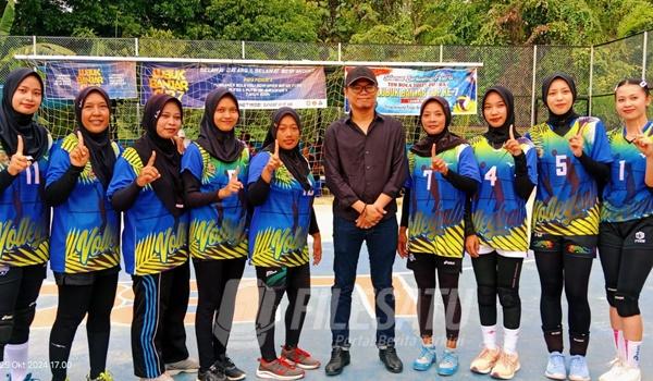 Peserta Turnamen Voli Lubuk Banjar Cup VII saat berfoto dengan calon bupati OKu