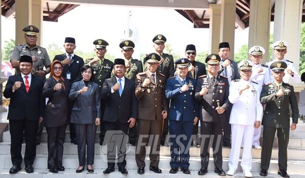 Pjs Bupati Sidoarjo berfoto bersama Forkopimda