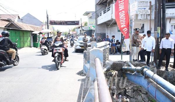 Pjs. Bupati Sidoarjo Muhammad Isa Anshori saat cek jembatan Desa Bluru Kidul