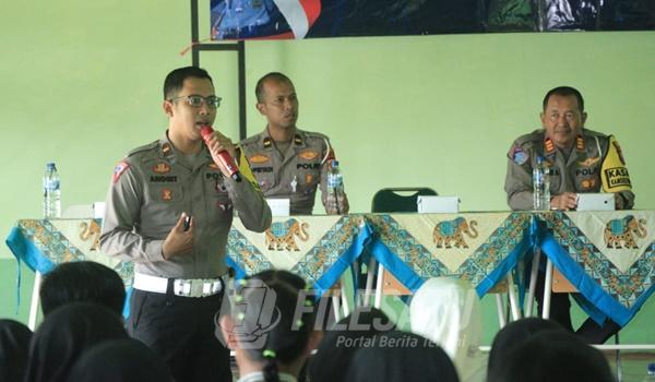 Satuan Lalu Lintas (Satlantas) Polres Blitar Kota, menggelar Police Goes To School