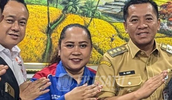 SitiHamidah bersama Bupati Katrawang H.Aep Syaepuloh