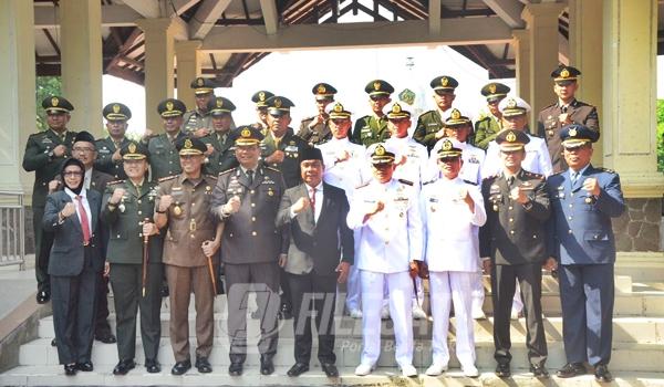 Berfoto bersama usai Upacara Hari Kesaktian Pancasila ke 59 di Sidoarjo