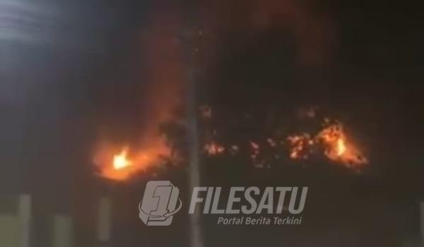 Akibat korsleting listrik, ruko di Desa Sumberberas, Kecamatan Muncar terbakar hebat