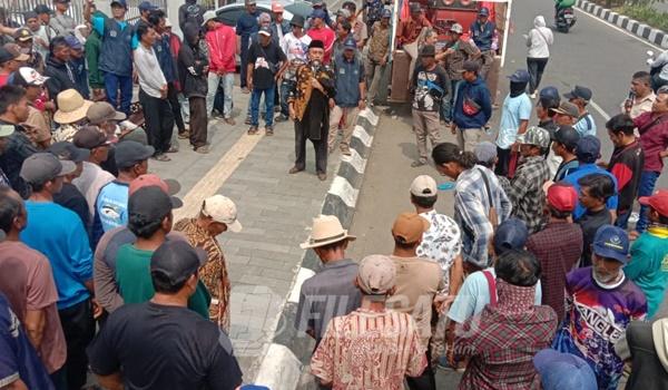 Aksi Unjuk Rasa damai di Depan PN Karawang