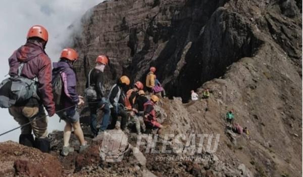 Aktivitas pendaki saat berada di lereng Gunung Raung