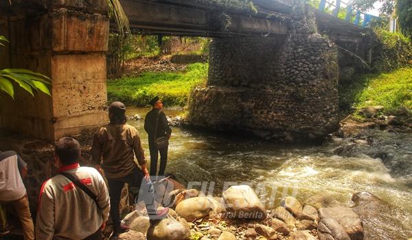 Anggota DPRD Banyuwangi fraksi PDI Perjuangan, Masrohan bersama warga saat melihat kondisi jembatan di Kecamatan Sempu