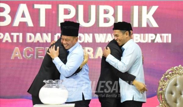 Dua Kandidat Calon Bupati dan Wakil Bupati Aceh Barat saling berpelukan