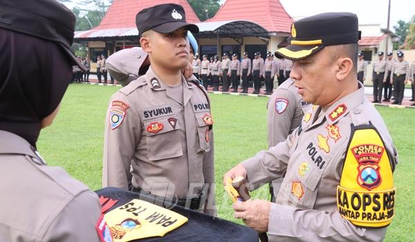 Kapolres Blitar AKBP Wiwit Adisatria saat pimpin apel pergeseran pasukan