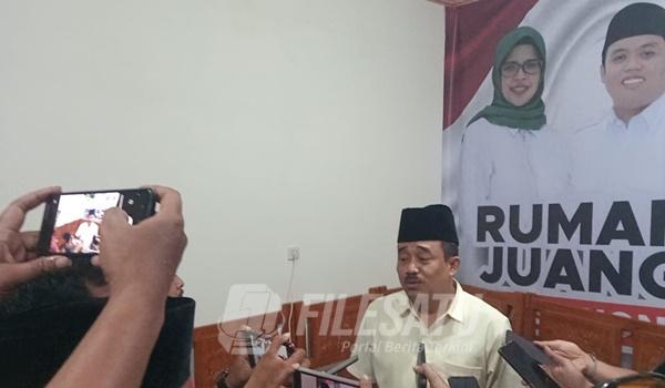 M. Rifai, Ketua Tim Pemenangan Paslon 02 memberikan keterangan resmikepada awak media