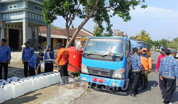 Pemkab Blitar Salurkan Air Bersih Ke Desa Bacem Sutojayan